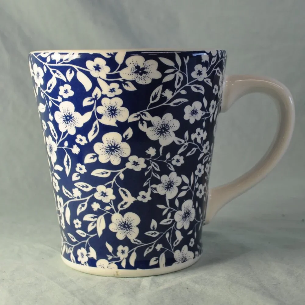 TWO 14 oz mug blue & white floral sur la table (w1261)